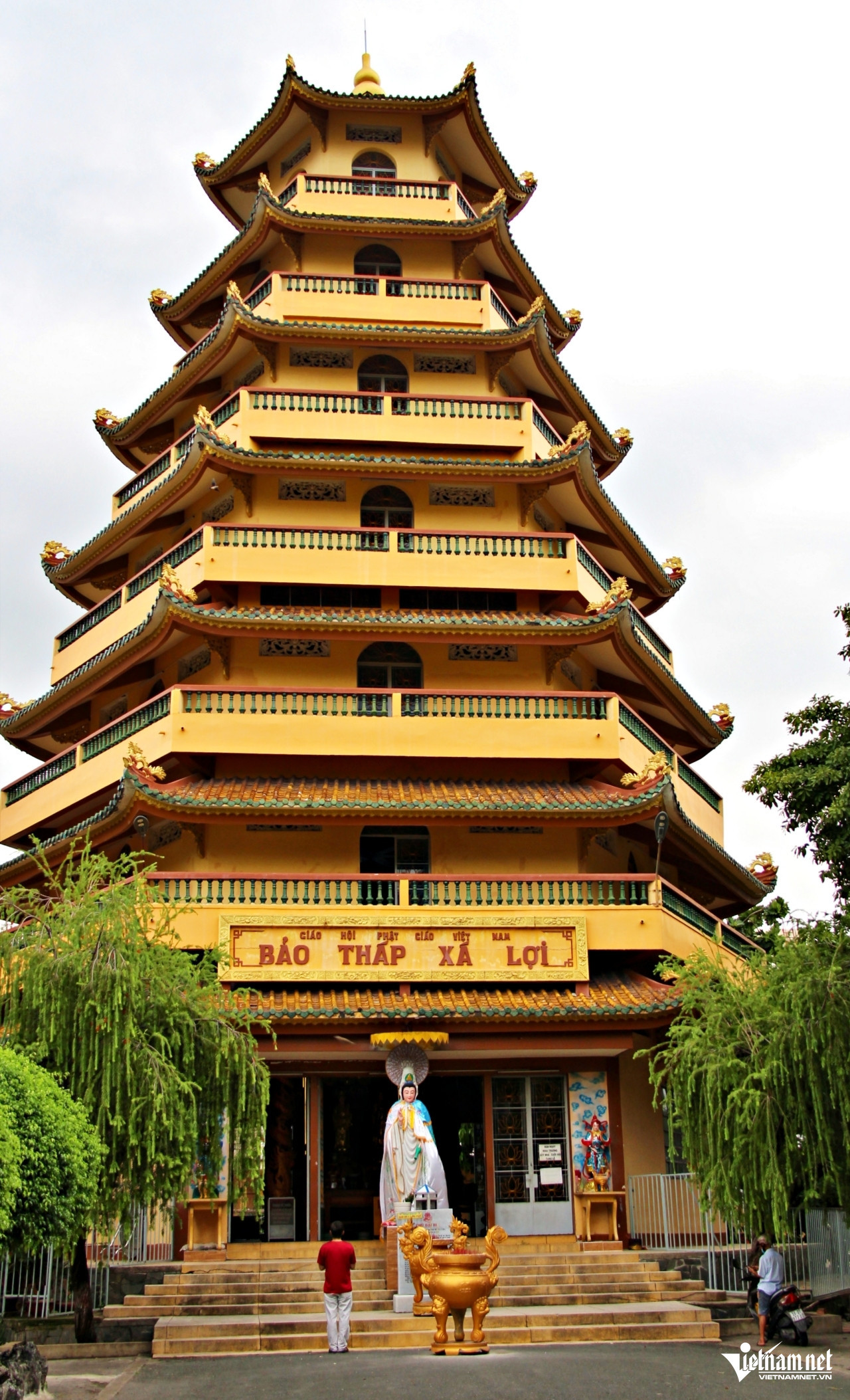 vietnam pagoda1.jpg