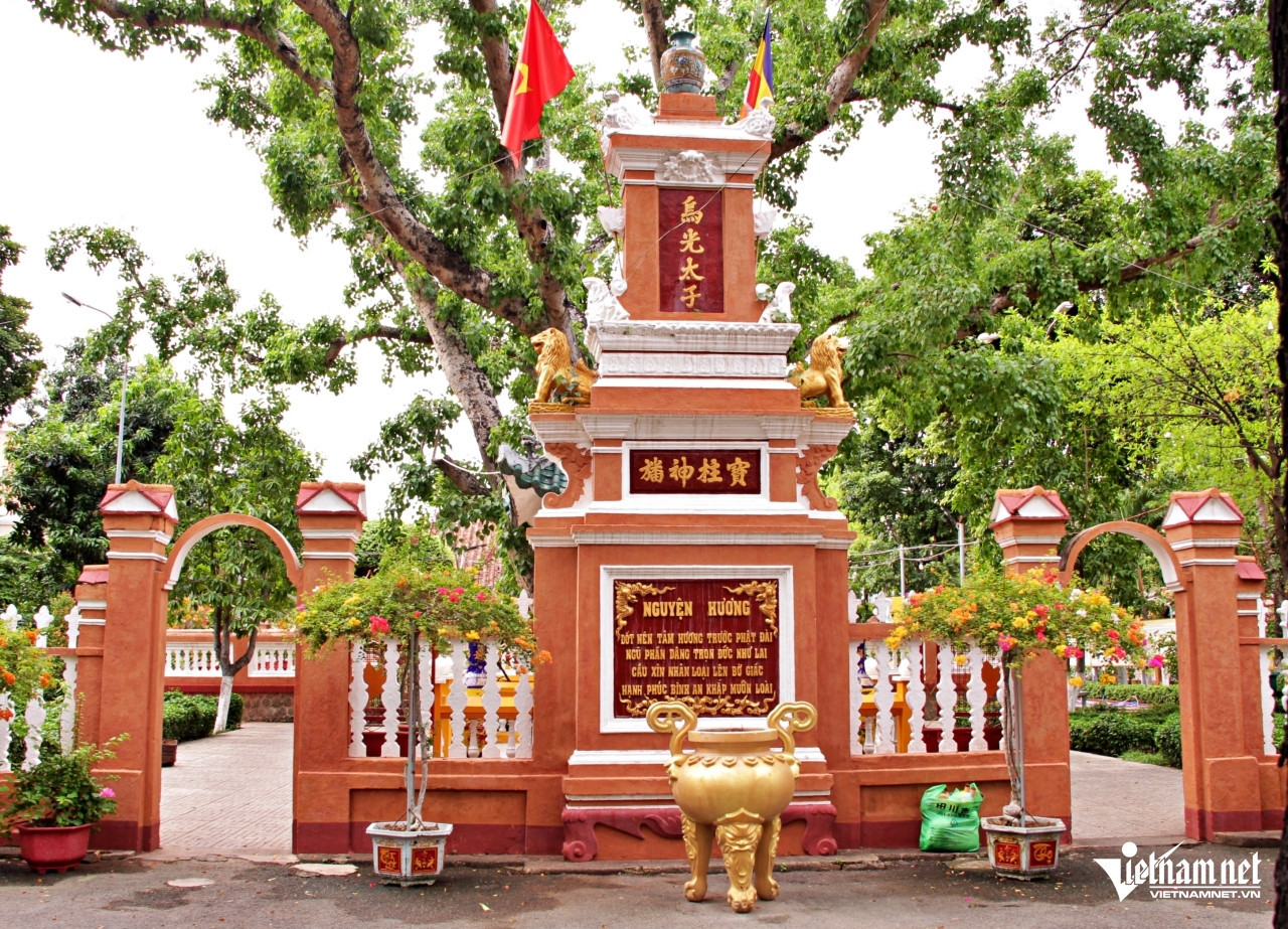 vietnam pagoda2.jpg