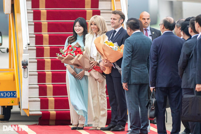 President Emmanuel Macron and his spouse receive flower bouquets from the Vietnamese farewell delegation. (Photo: dantri.com.vn)
