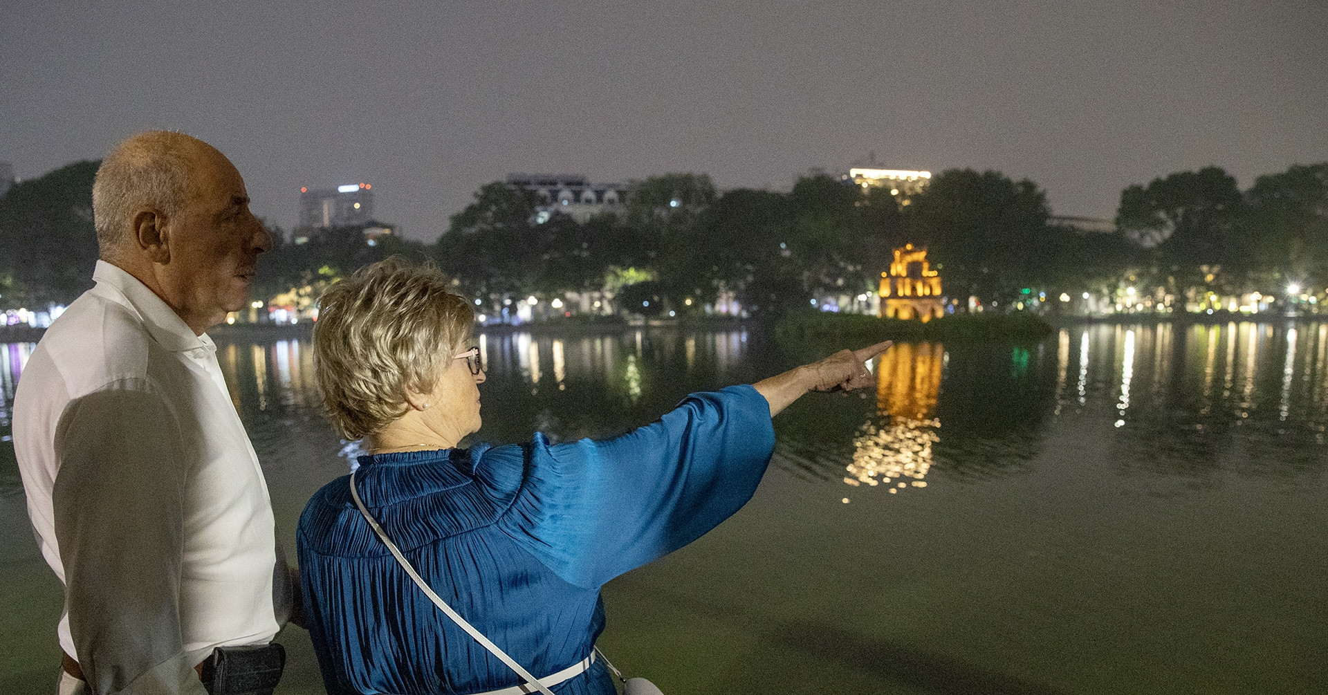 Hungarian President and his spouse explore Hanoi’s cultural landmarks