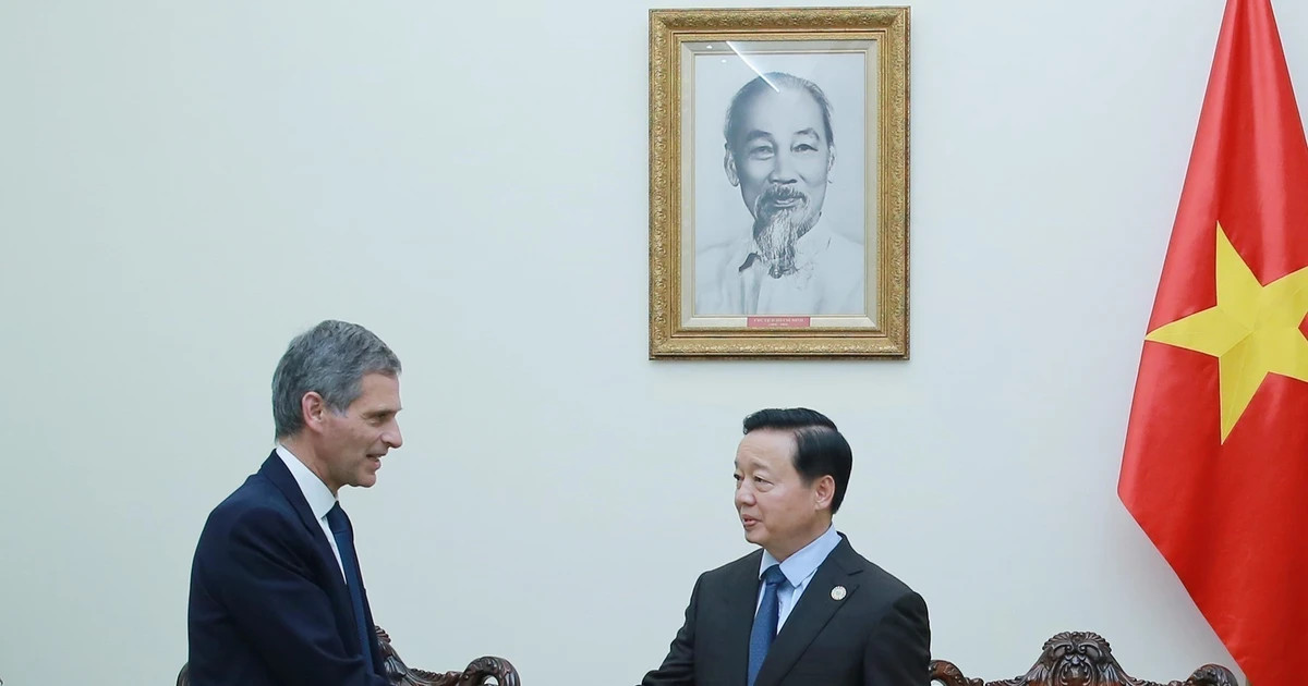 Vietnam encourages France's CMA-CGM to lead green maritime transformation