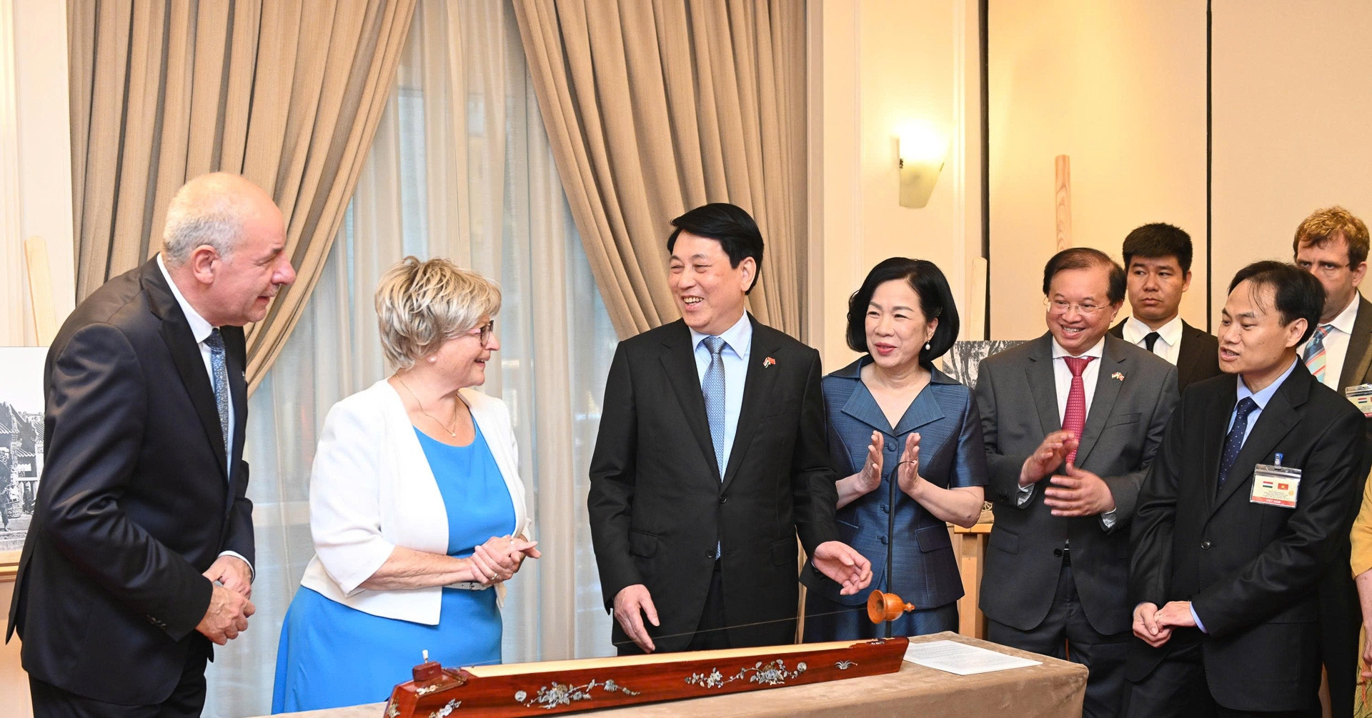 President Luong Cuong presents Vietnamese monochord to First Lady of Hungary