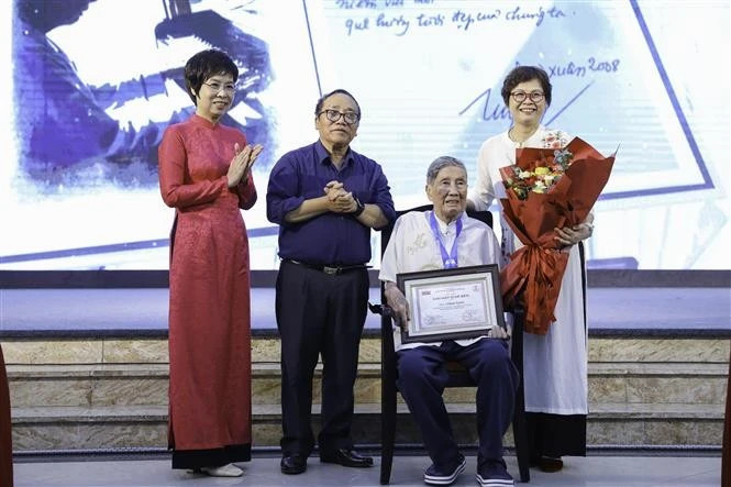 Veteran composer Pham Tuyen wins grand prize of De Men art awards