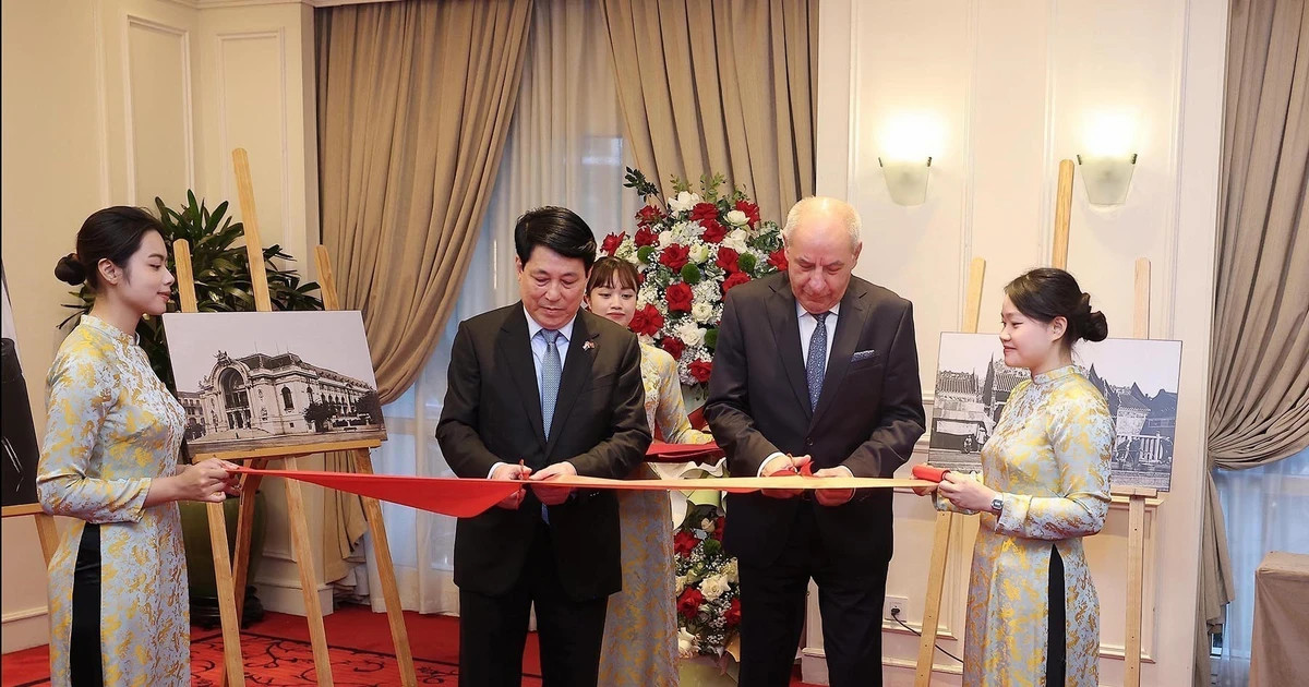 Vietnamese, Hungarian Presidents attend exhibition of photos by Bozoky Dezso