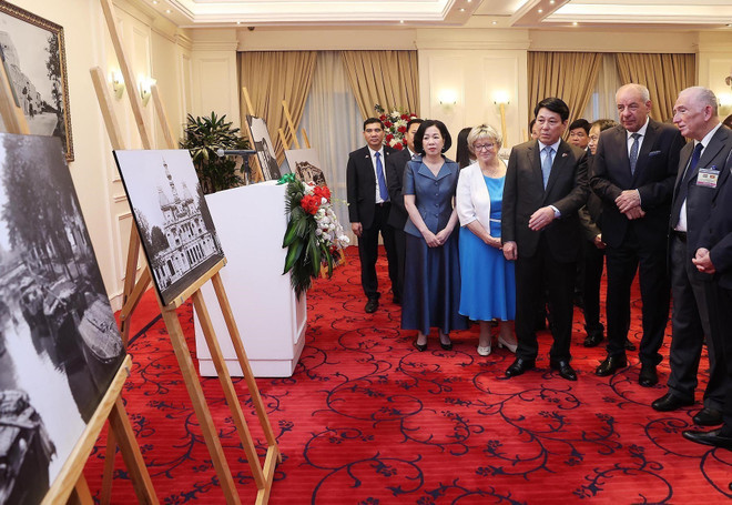 vna-potal-chu-tich-nuoc-va-tong-thong-hungary-khai-mac-trung-bay-anh-cua-nhiep-anh-gia-hungary-ve-viet-nam-xua-8060470.jpg