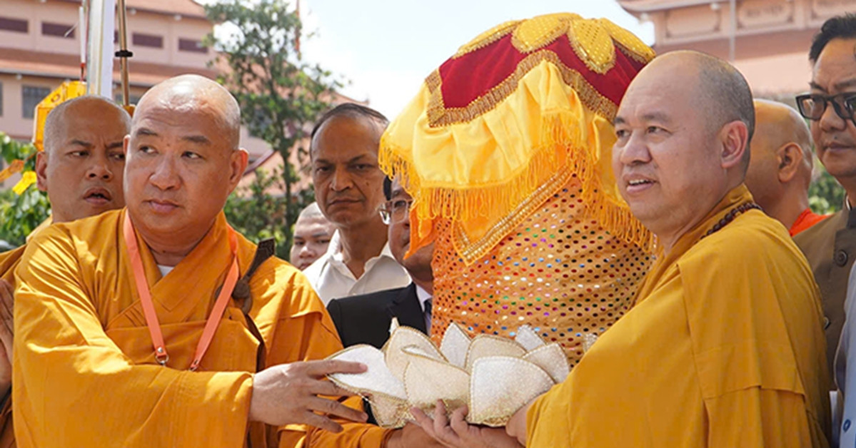 Vietnam begins Vesak 2025 with sacred relic procession