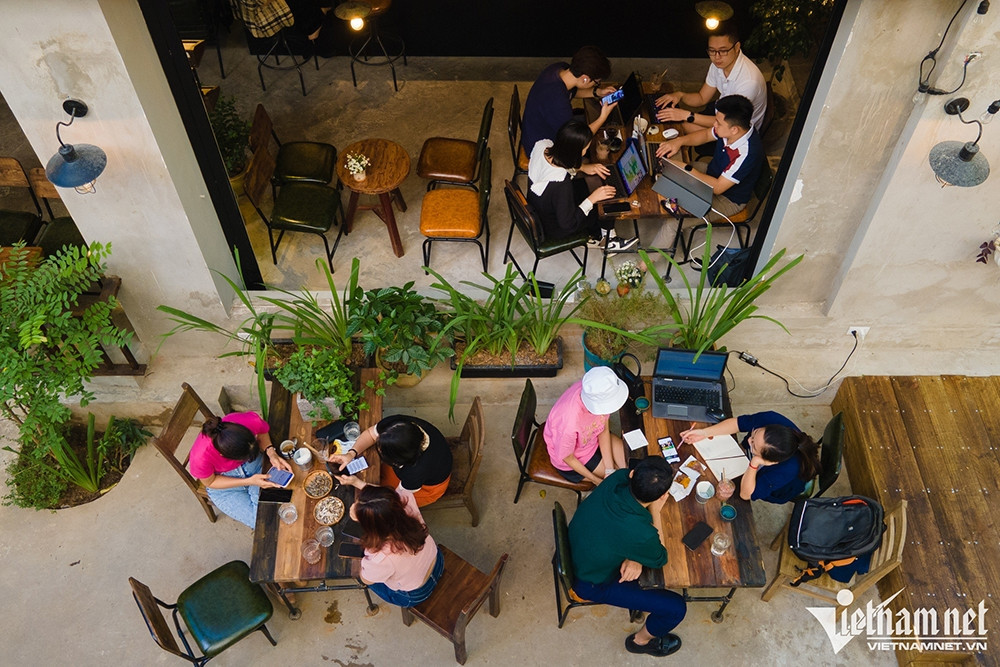Coffee shops as workspaces: balancing customer needs and business challenges