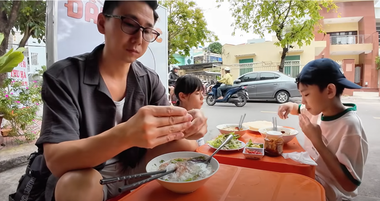 Japanese guest amazed by Quy Nhon’s rich noodle dishes for just $2