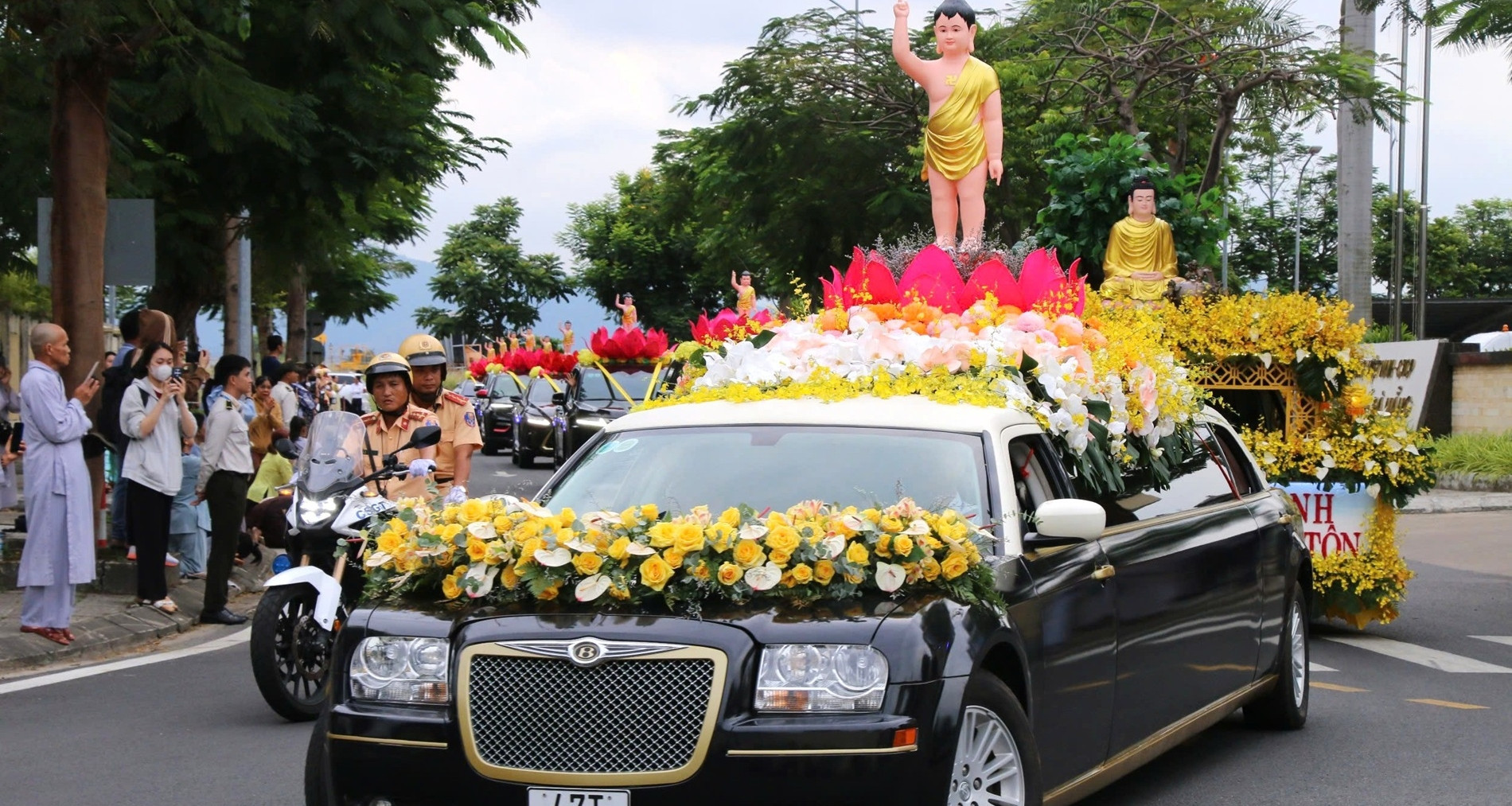 Da Nang welcomes sacred Buddha relic as thousands line the streets