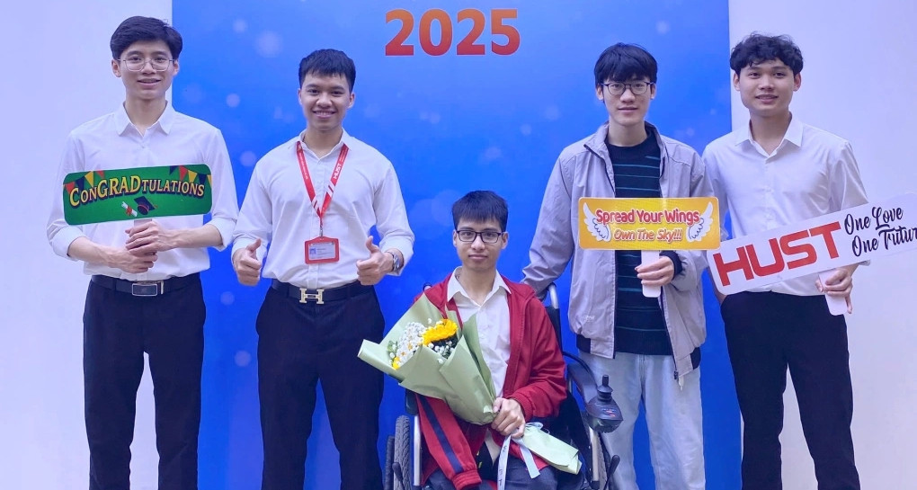 Student with disability carried to school for 10 years graduates with honors