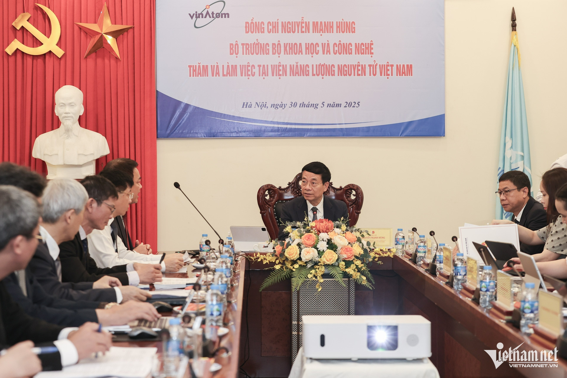 W-Bộ trưởng Nguyễn Mạnh Hùng làm việc tại Viện NLNT 3.jpg