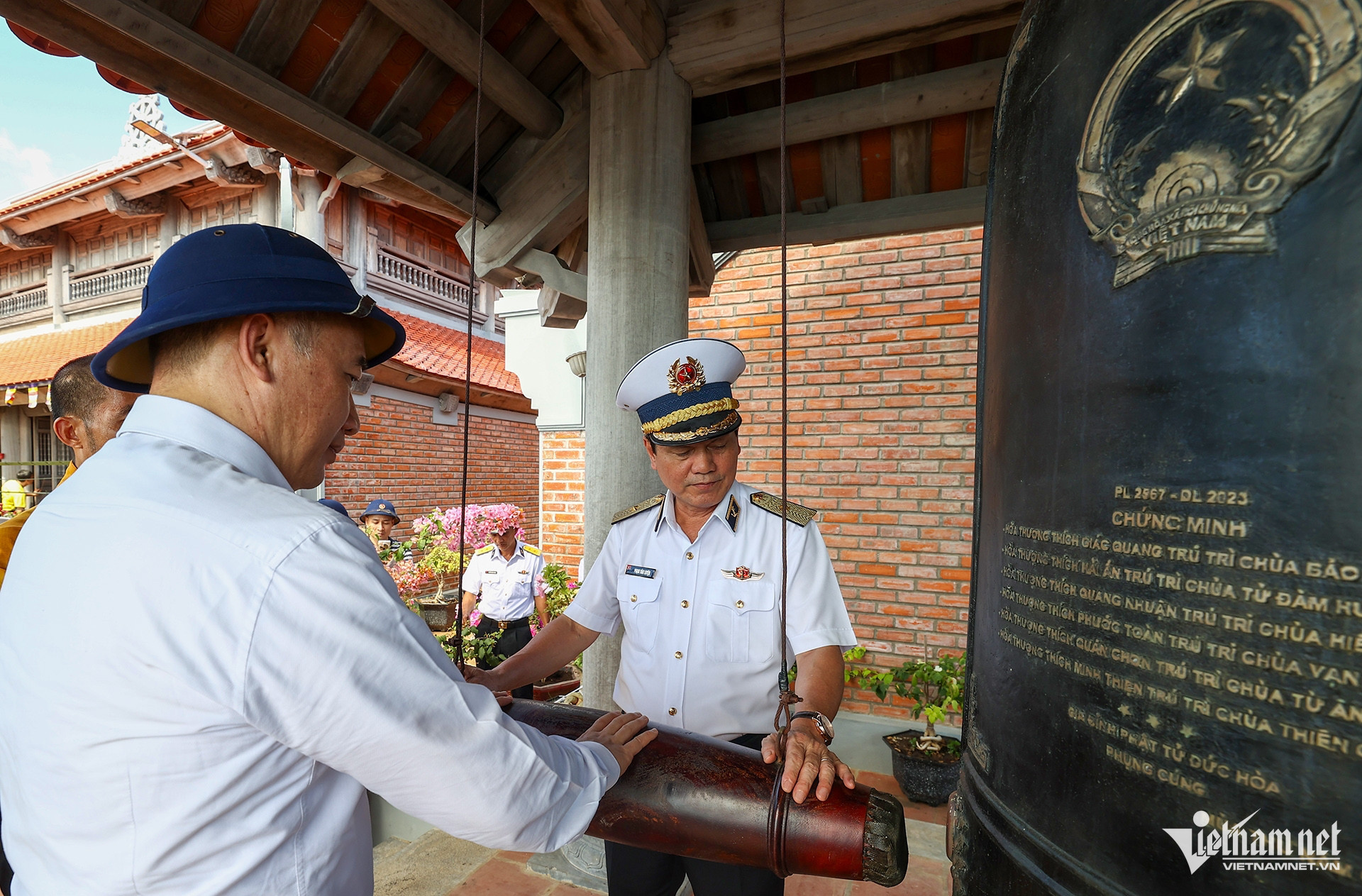 vietnam pagoda12.jpg