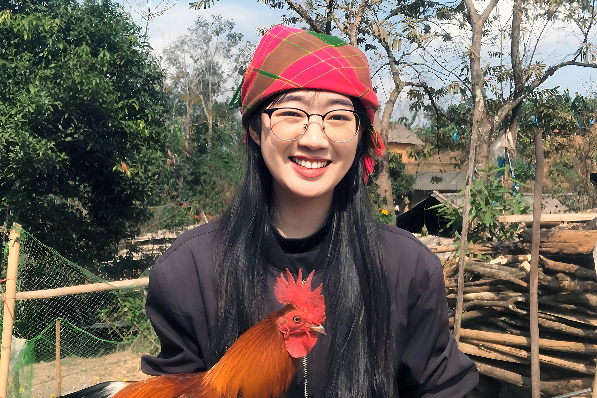 Muong student receives funds from villagers to attend university