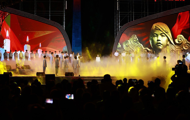 pm-attends-celebration-of-50-years-since-con-dao-liberation-2.jpg