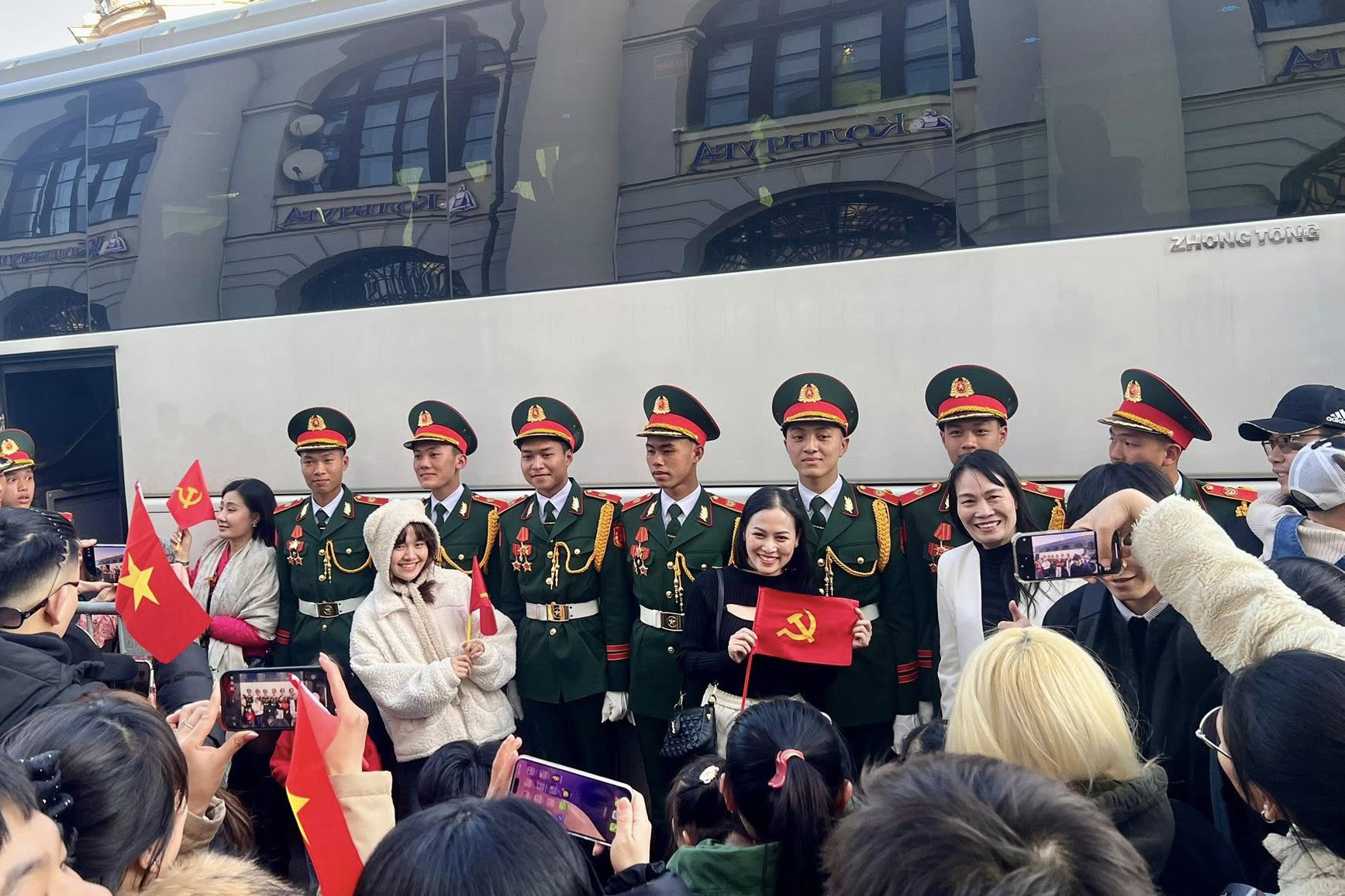 vietnamese-expats-in-russia-cheer-military-parade-unit-at-moscows-red-square-01bd0c3a4cd34b8c8ecedb760328d814-69848.jpg