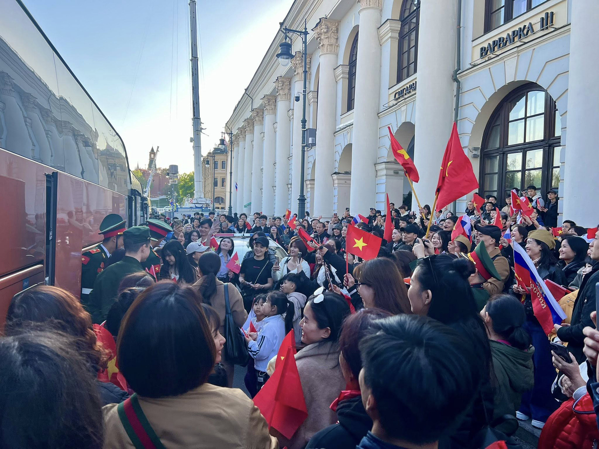 vietnamese-expats-in-russia-cheer-military-parade-unit-at-moscows-red-square-07a5b18905ee4daa9c8261c5cce0794d-69846.jpg