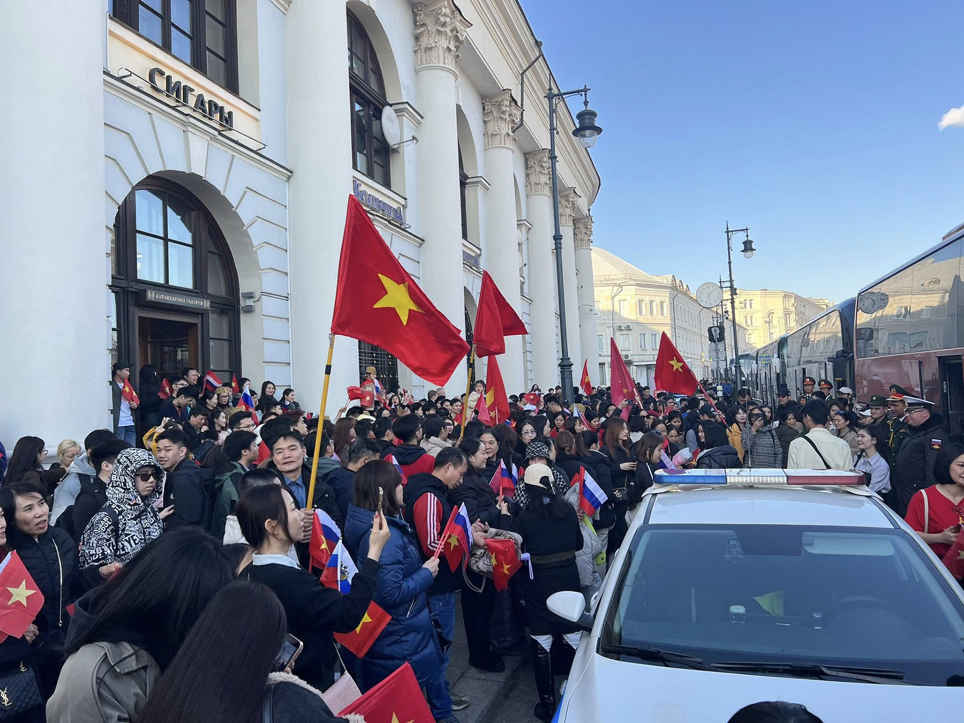vietnamese-expats-in-russia-cheer-military-parade-unit-at-moscows-red-square-66cabf7a2b1946e987ad6f2555e238a6-69849.jpg