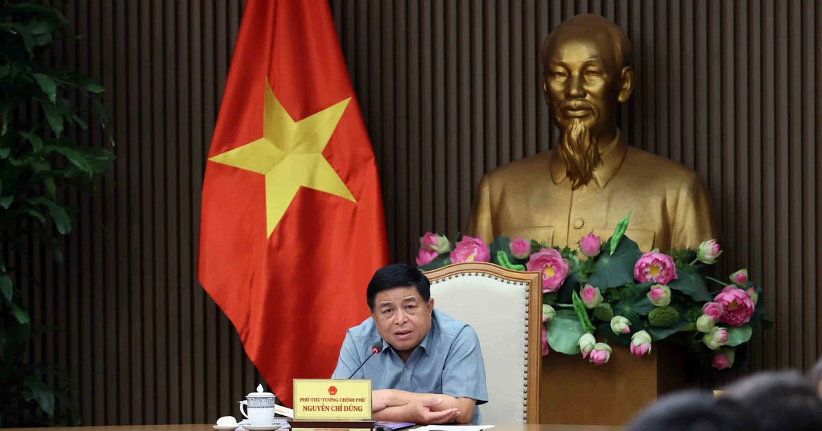 Deputy PM gives opinions on projects serving APEC Economic Leaders' Week 2027