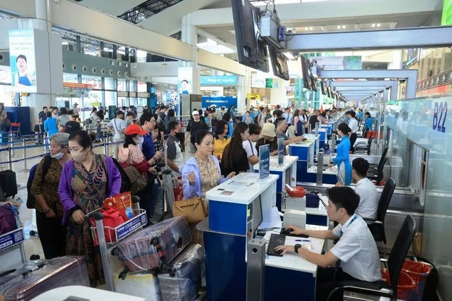 Vietnam sees double-digit growth in air transport during national holiday