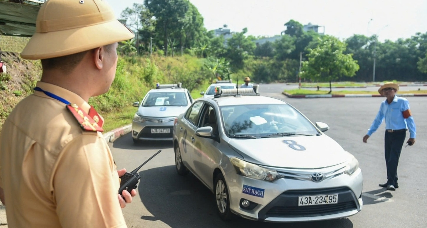 Da Nang police apologize for delay in driving license exams