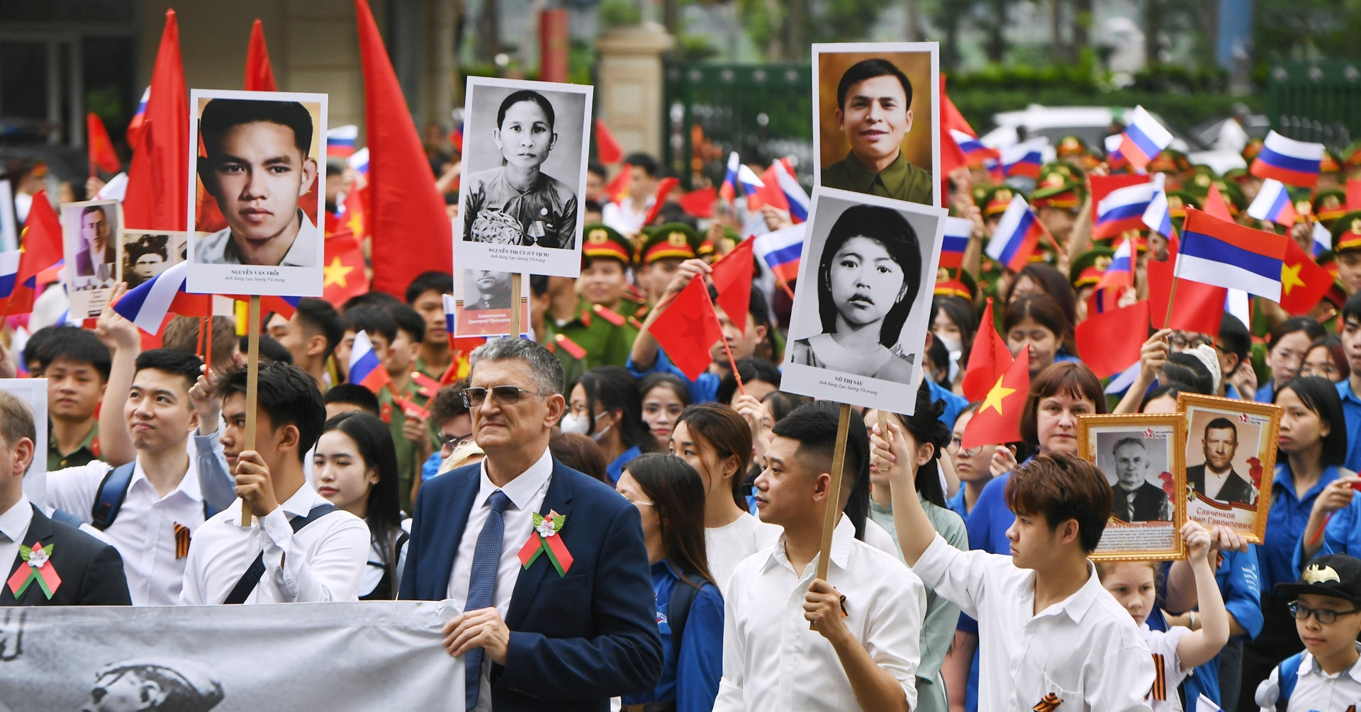 Vietnam hosts 'Immortal Regiment' parade honoring WWII and national heroes