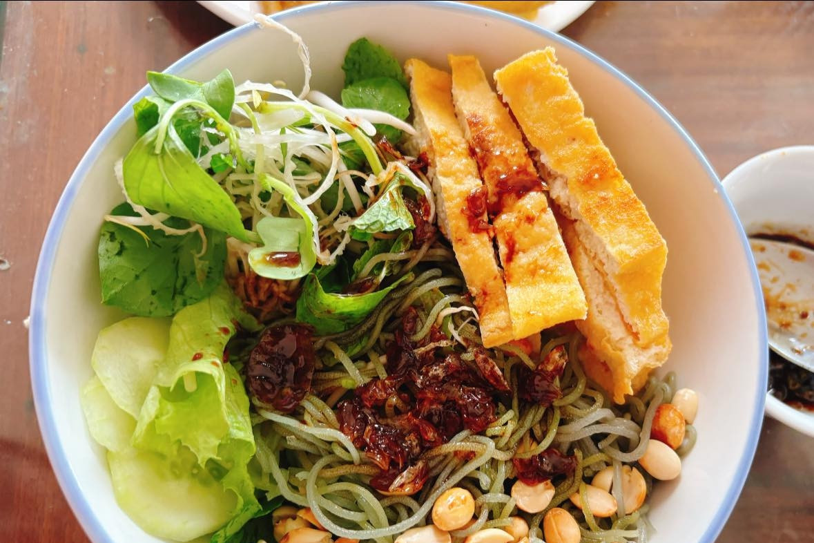 Da Nang’s aquatic specialty looks like vermicelli, tastes crispy