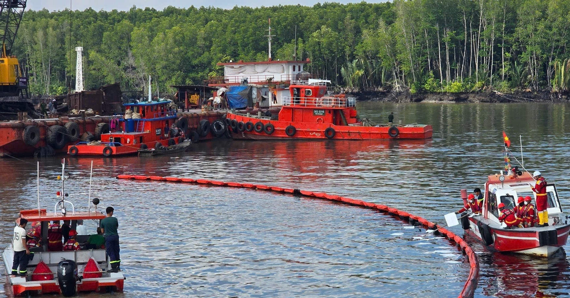 HCM City launches emergency response after oil spill threatens Can Gio forest