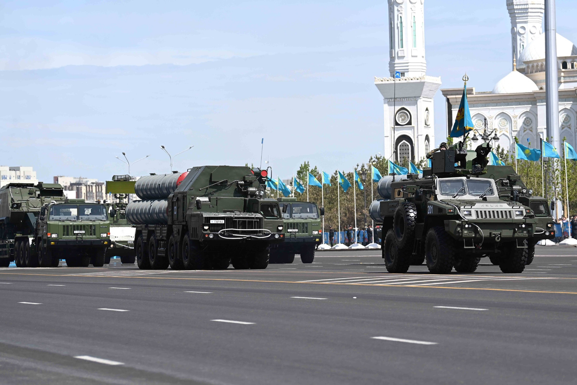 to lam parade9.jpg