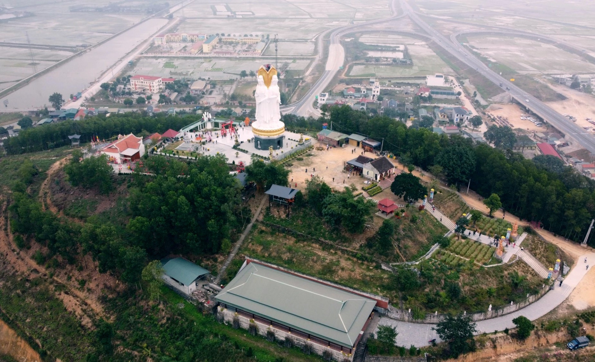 anh 1Độc đáo ngôi chùa có tượng .jpg