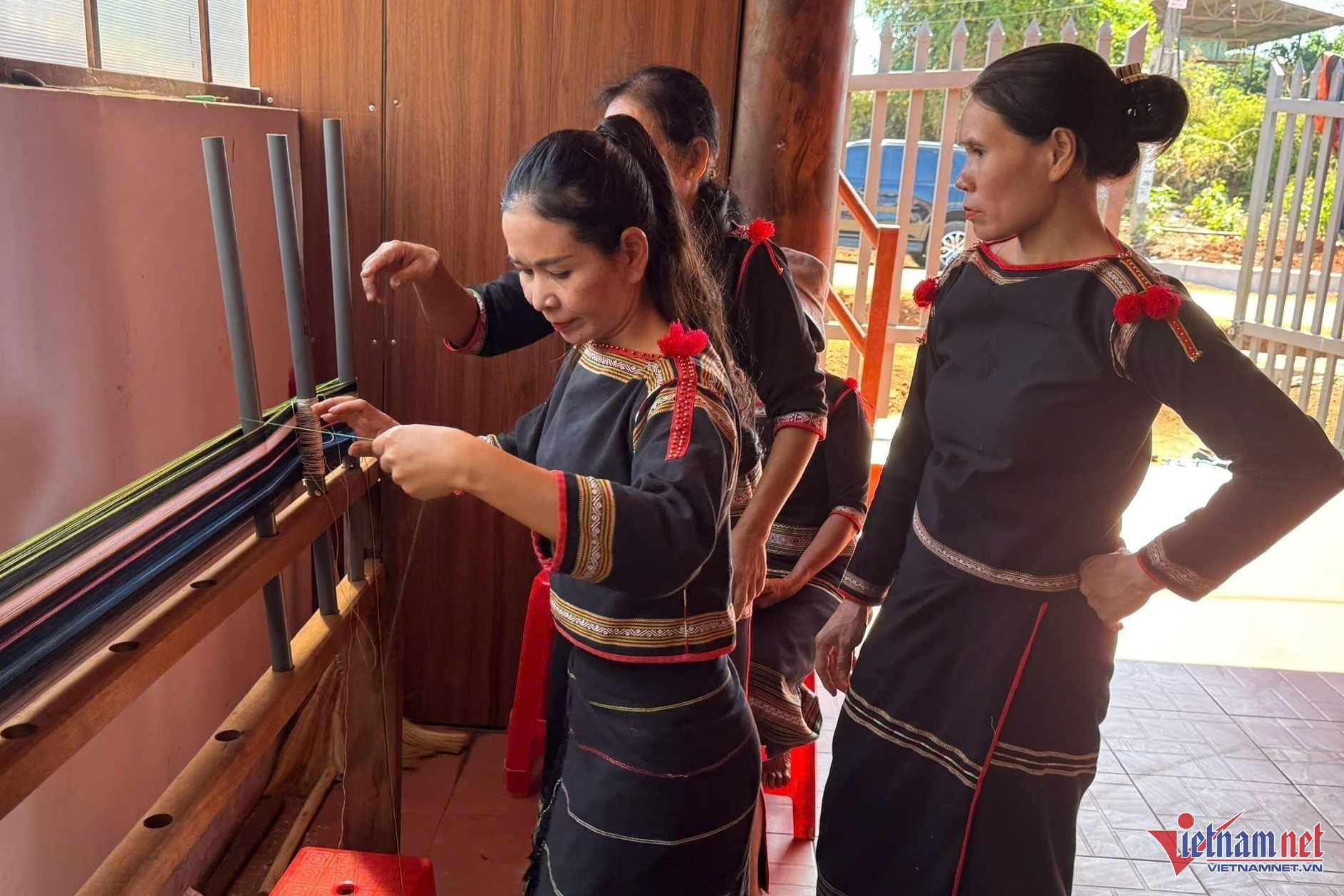 Commune leader’s bold move revives traditional E De brocade weaving