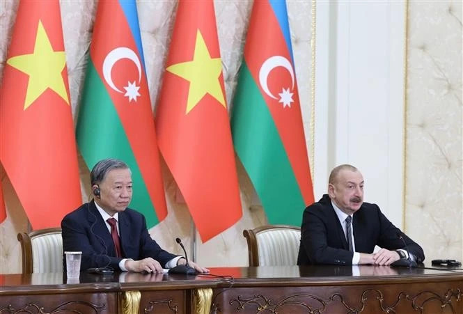 Vietnam, Azerbaijan sign deals as Party chief visits Baku