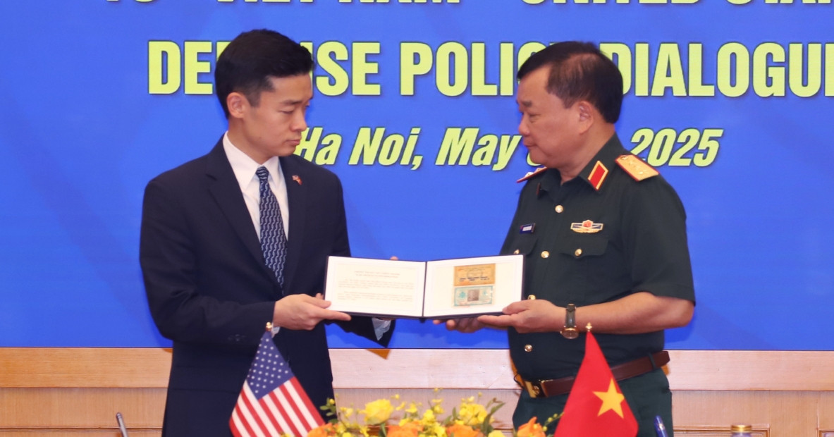 Vietnam hands over wartime keepsake at defense policy dialogue