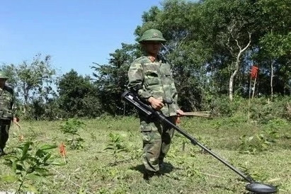 VN, US boost ties with new UXO disposal training site launch