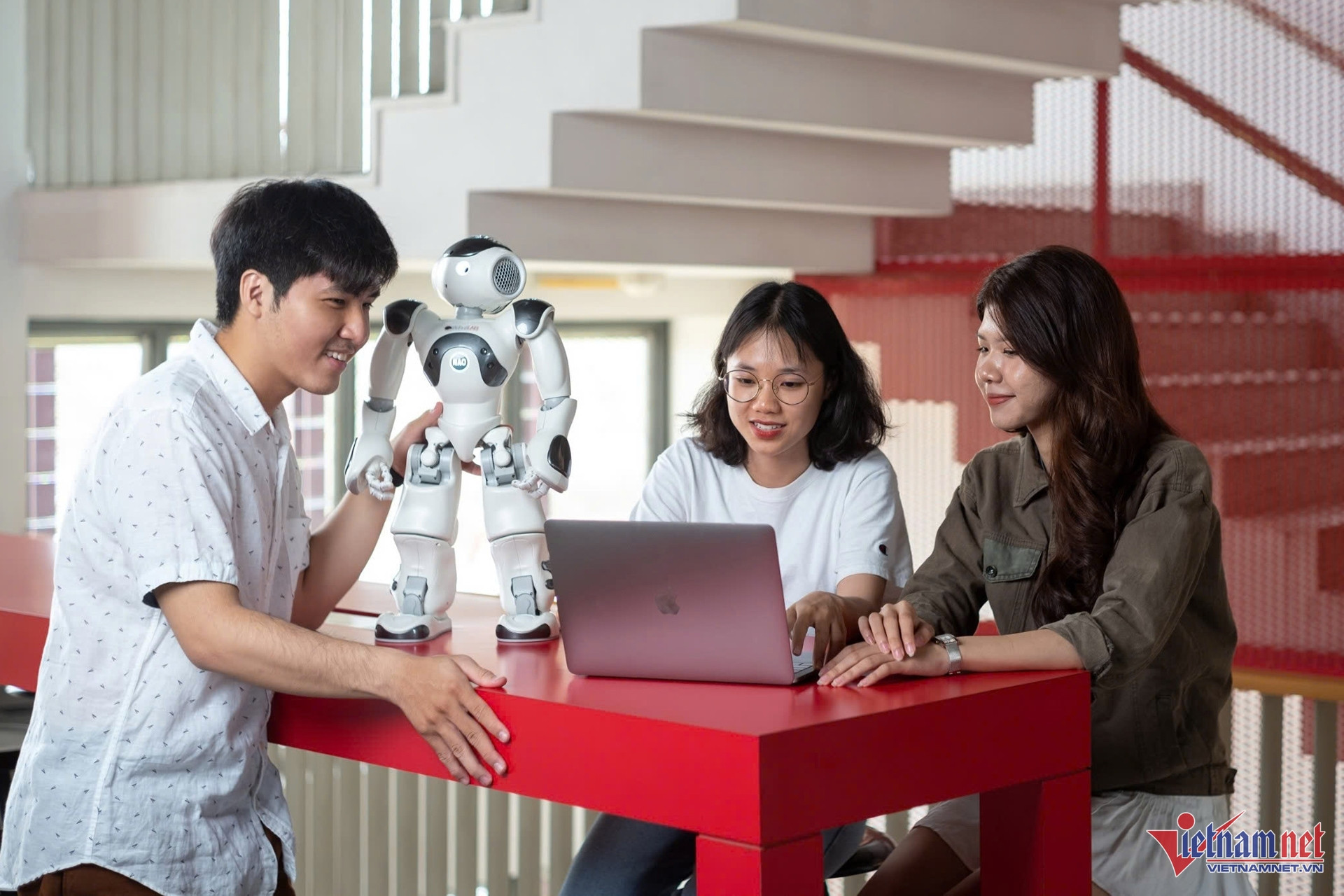 Teachers, students risk losing creativity due to AI reliance: educators