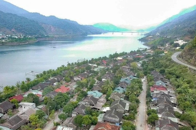 Vietnam's record set for White Thai stilt houses in Muong Lay