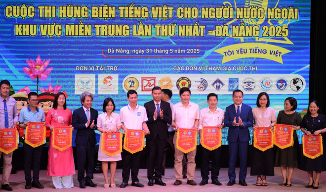 vna-potal-chung-ket-cuoc-thi-hung-bien-tieng-viet-cho-nguoi-nuoc-ngoai-khu-vuc-mien-trung-8065777.jpg