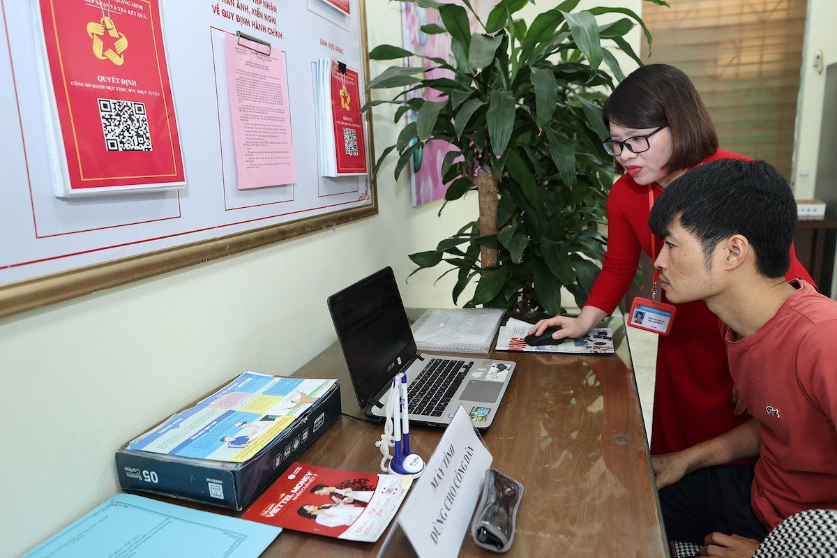 Do commune-level administrative units need PhDs who studied overseas?