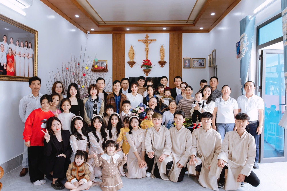 Family of 10 children, 40 grandchildren & great-grandchildren enjoy happy life