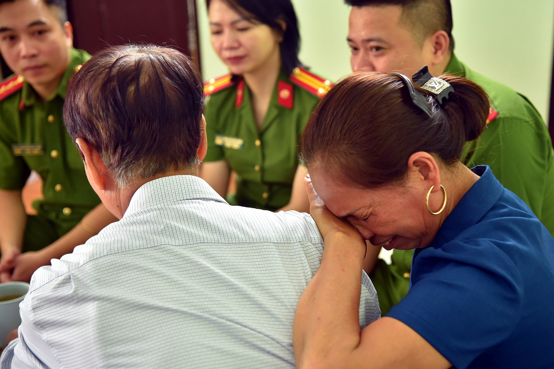 Once lost in Hanoi, daughter breaks down in father’s arms after 58 years apart