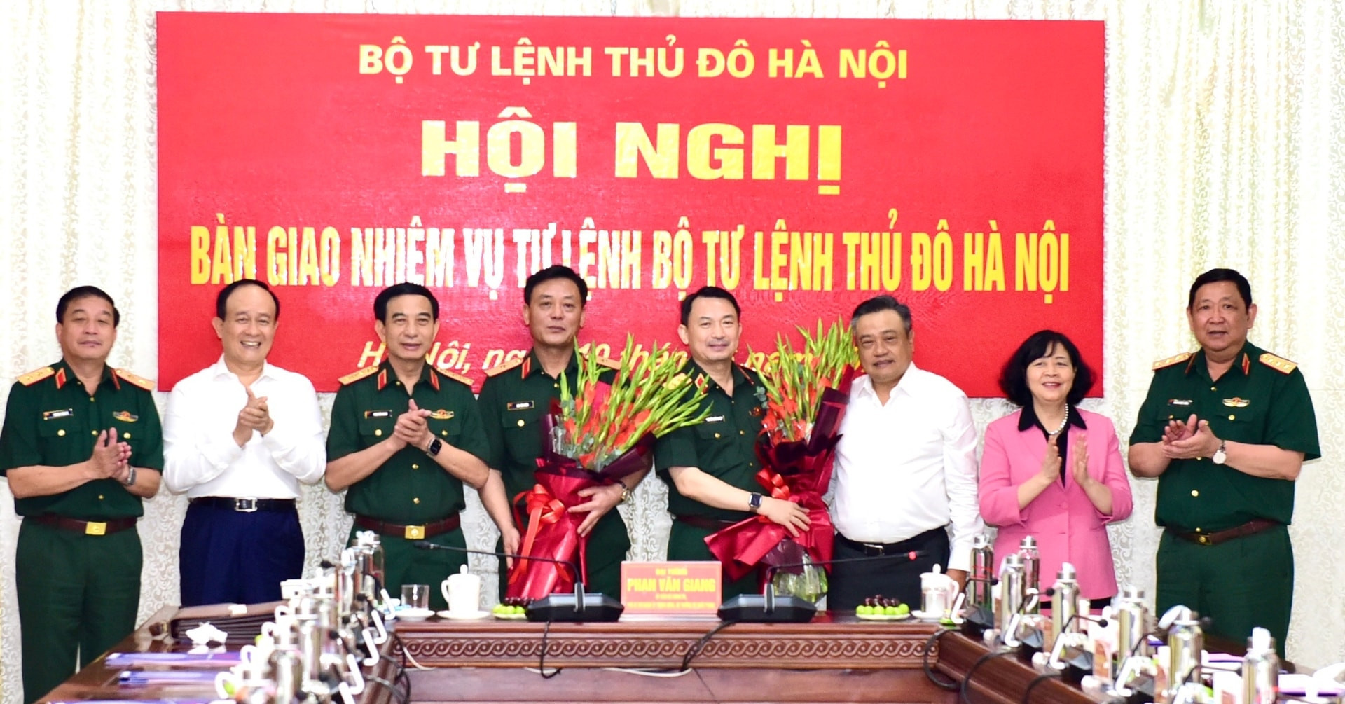 Hanoi Capital Command welcomes new commander in defense leadership update