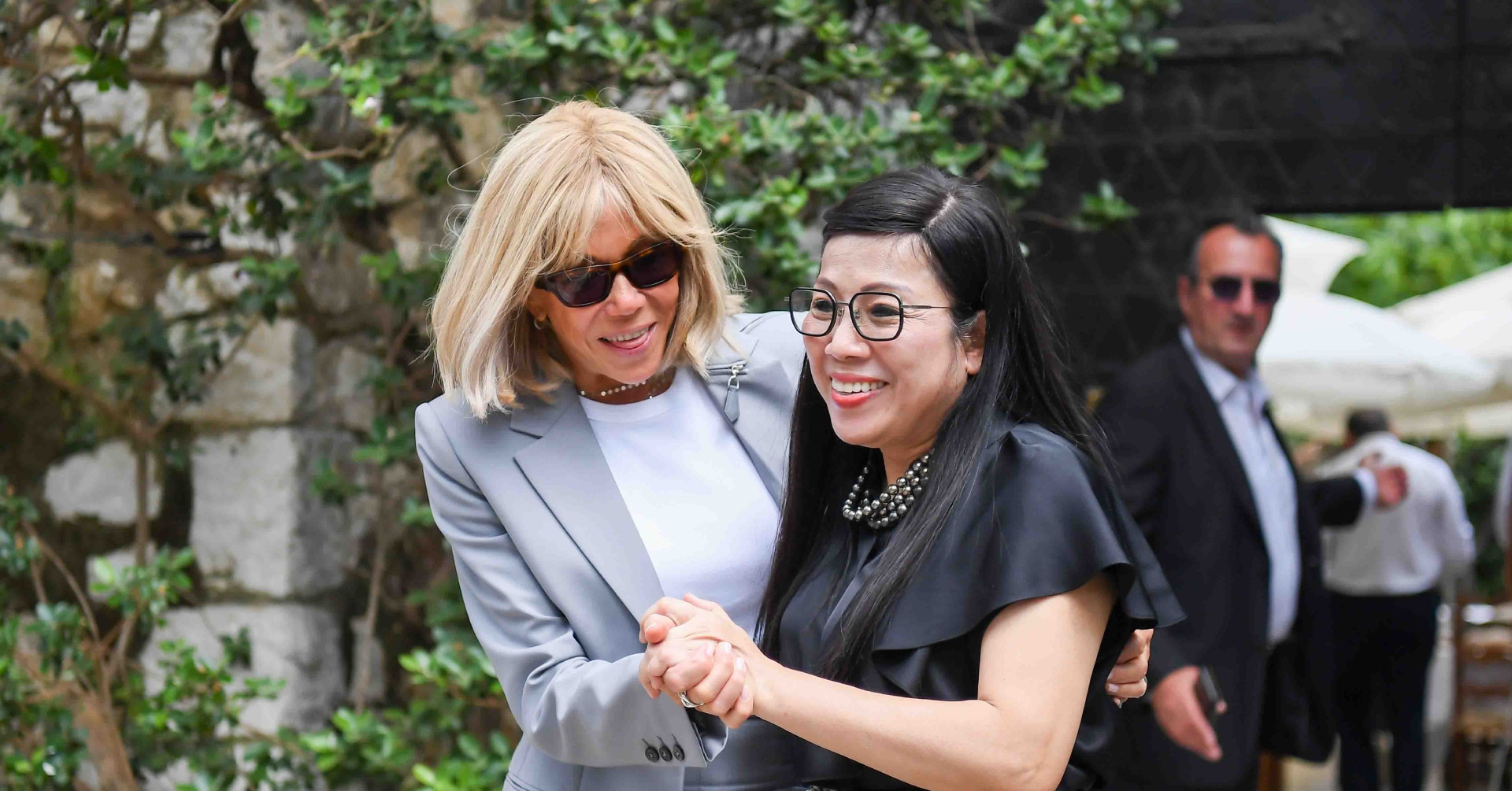 Madam Le Thi Bich Tran explores French medieval village and art treasures