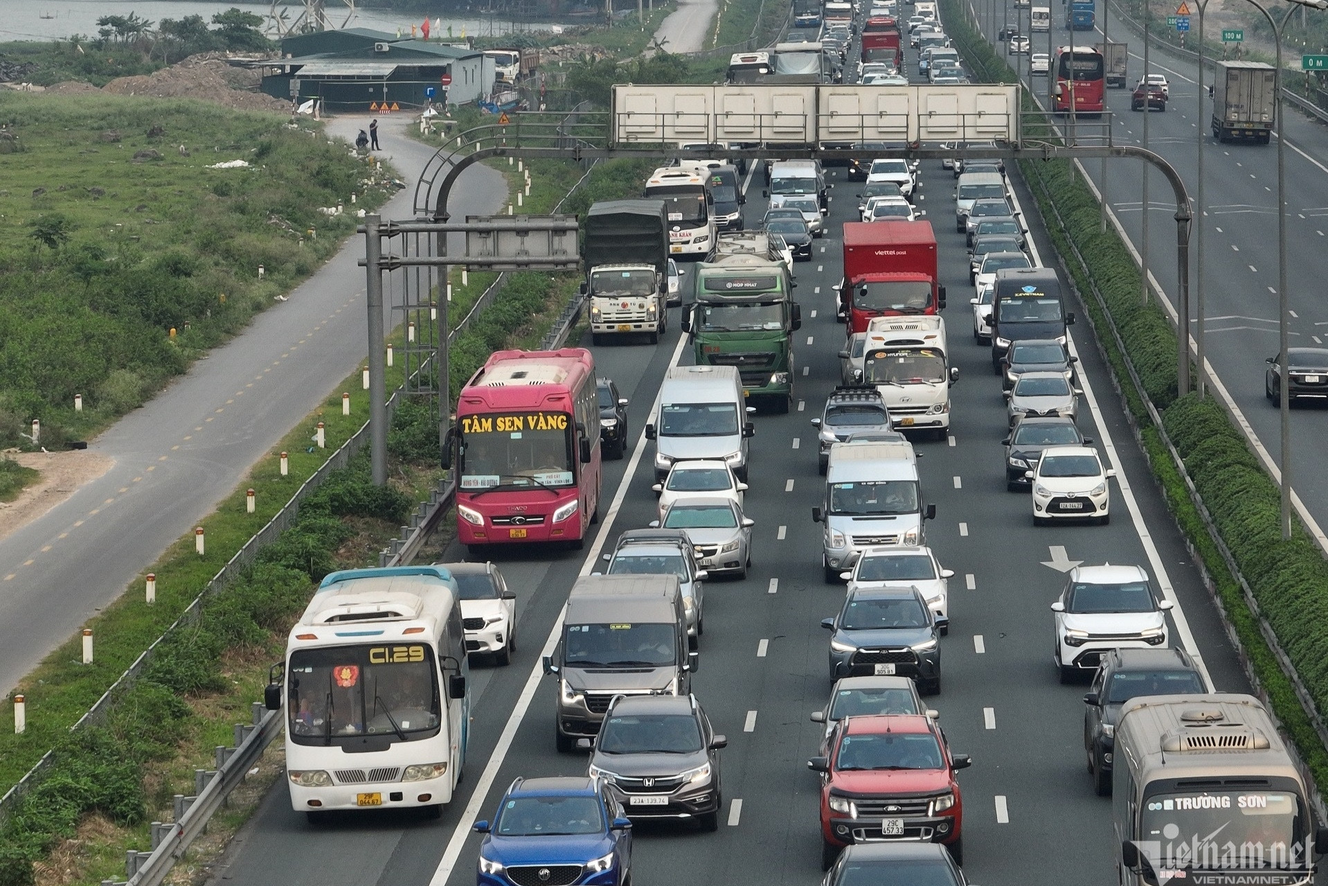 Old vehicles from provinces may face Hanoi restrictions over emission rules
