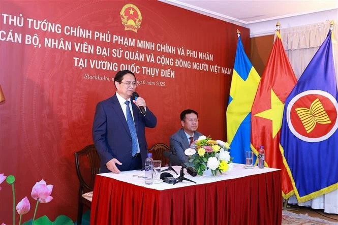 PM meets with Vietnamese community in Sweden