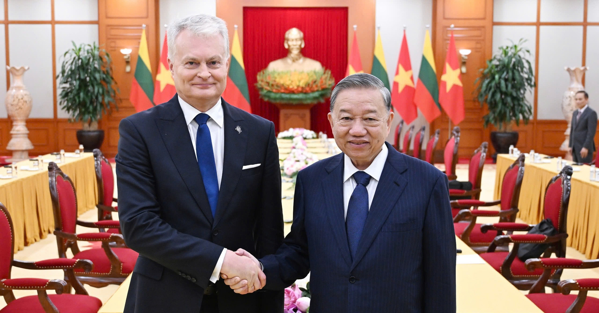 Vietnamese leaders welcome Lithuanian president, eye closer cooperation