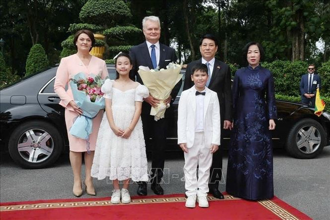 vietnamese-president-hosts-welcome-ceremony-for-lithuanian-counterpart-2.jpg