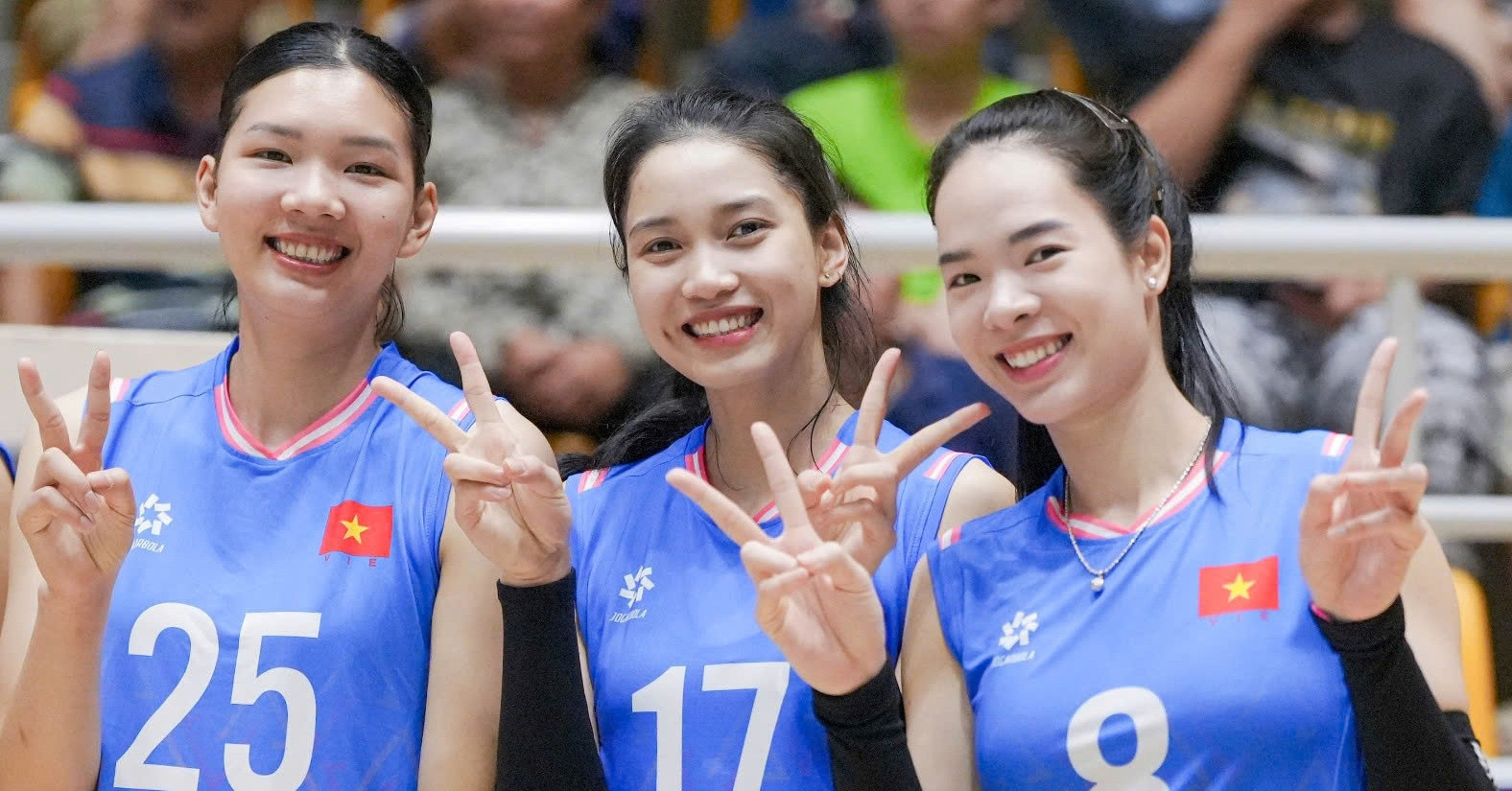 Vietnam's stunning volleyball players captivate fans at AVC 2025
