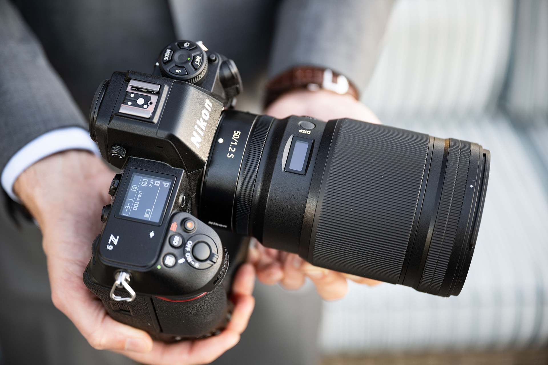 nikon z9 in hand 01 117252.jpeg