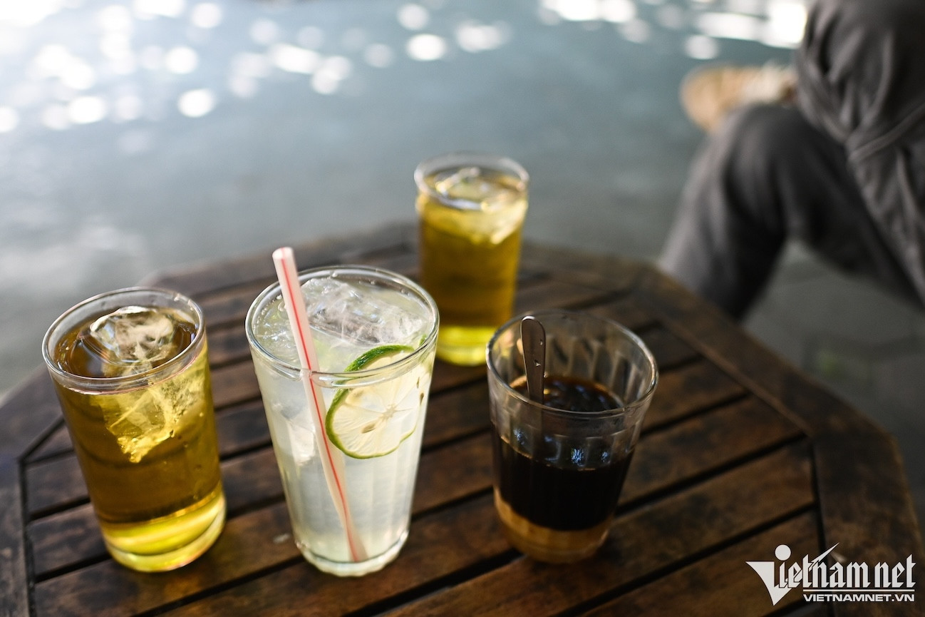 Should customers who stay for hours at coffee shops order more drinks?