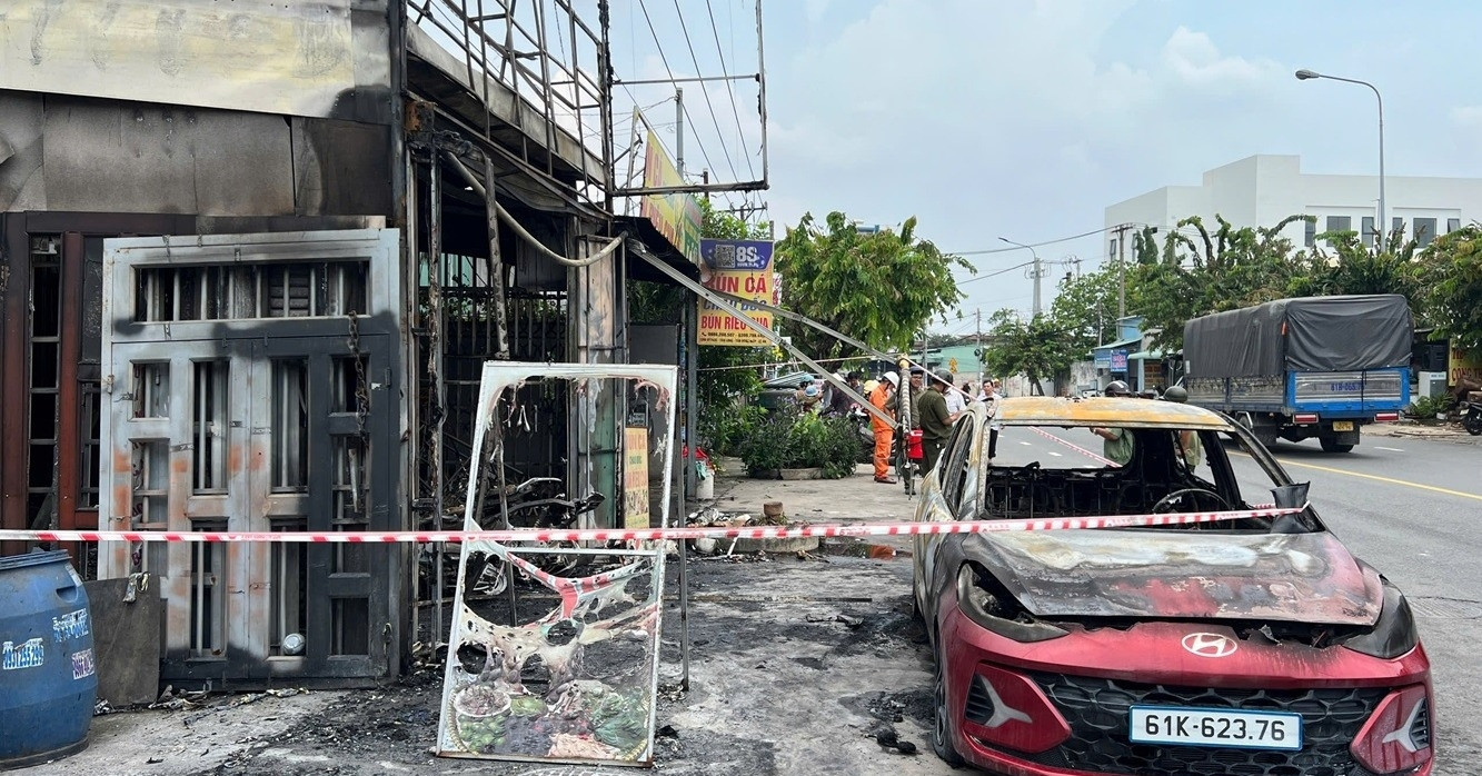Binh Duong spa fire started by man threatening wife with gasoline