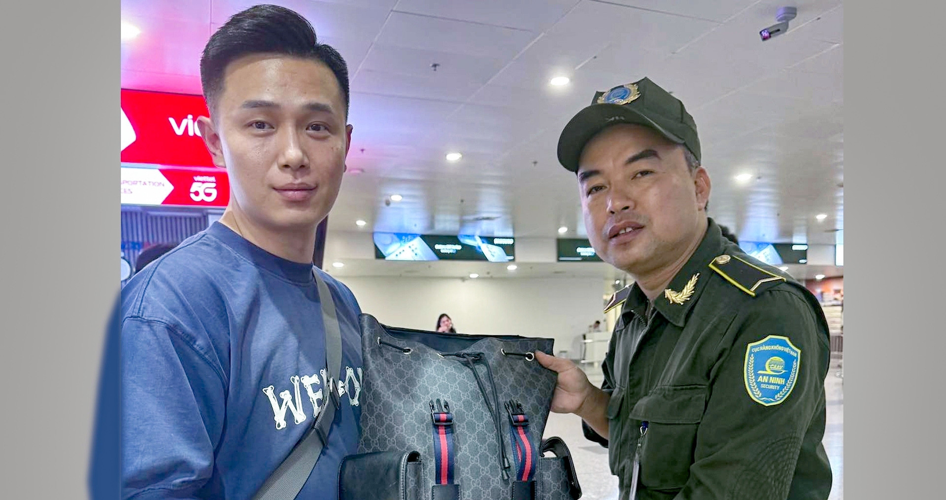 Chinese visitor recovers backpack with $4,000 left in Hanoi taxi